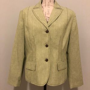 Hillary isn’t the only 1 to rock a pant suit